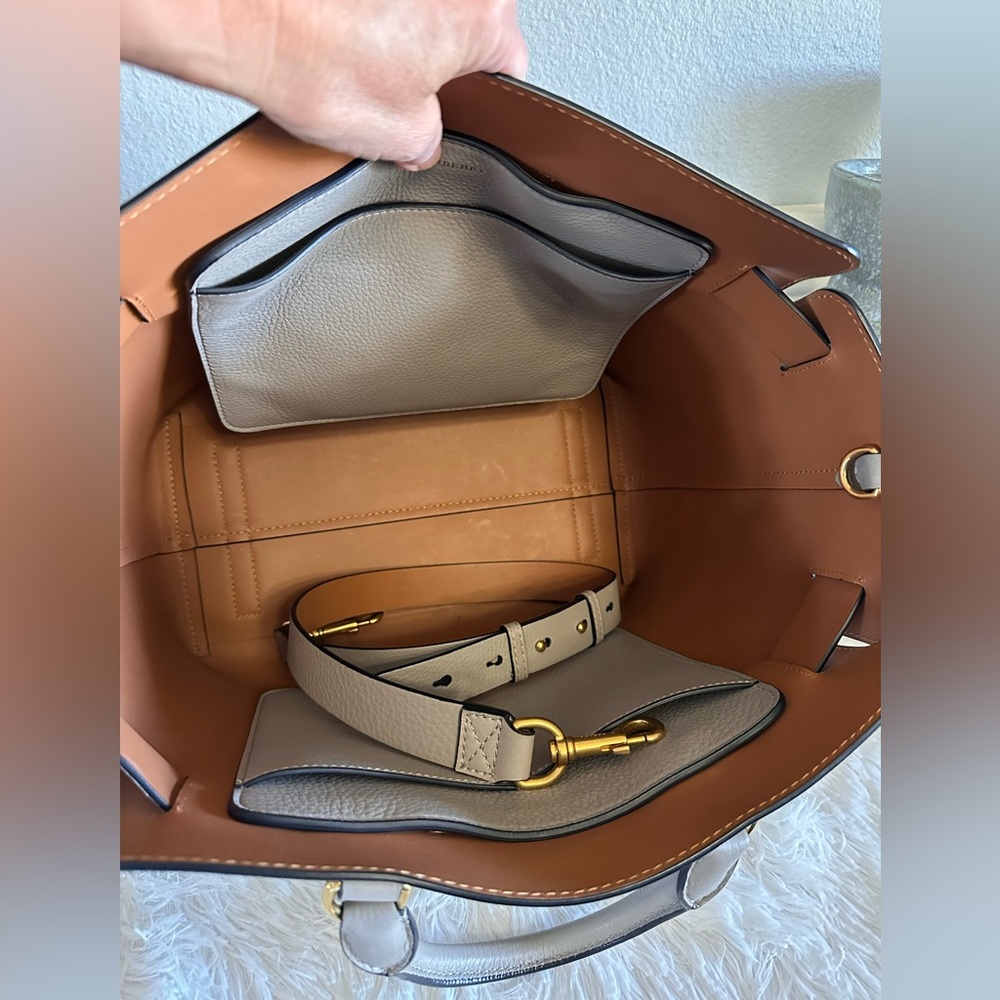 EUC Burberry LARGE grey and white leather buckle belt Tote/satchel
Made in Italy - Picture 9 of 12